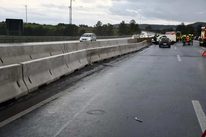 POL-HI: Verkehrsunfall mit zwei beteiligten Pkw und Folgeunfall am Stauende mit drei beteiligten Pkw. Zweimalige Vollsperrung in Fahrtrichtung Kassel.