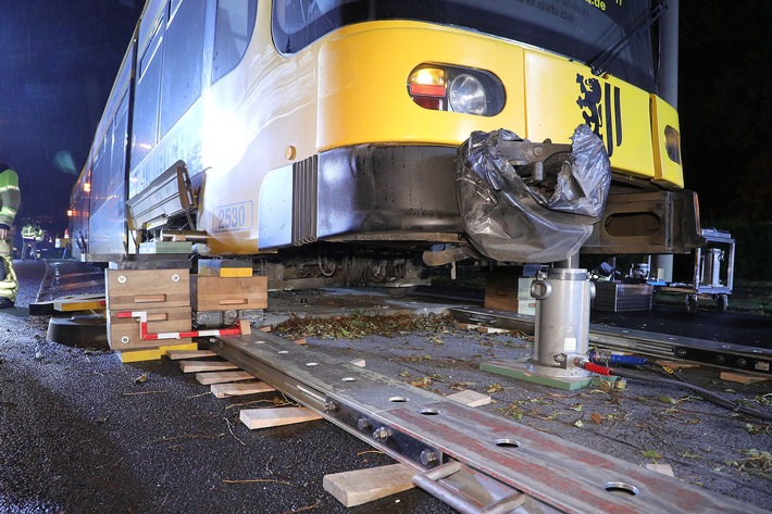 Dresden: Straßenbahn-Unfall sorgt für nächtlichen Feuerwehreinsatz!