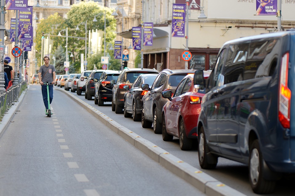 E-Scooter-Fahrer flüchtet nach Unfall in Renningen – Zeugen gesucht!