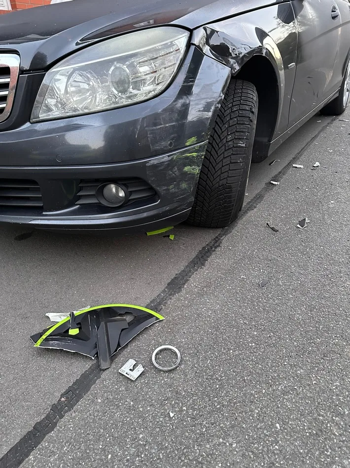 POL-NI: Verkehrsunfallflüchtiger gesucht - auffällige Fahrzeugteile an der Unfallstelle