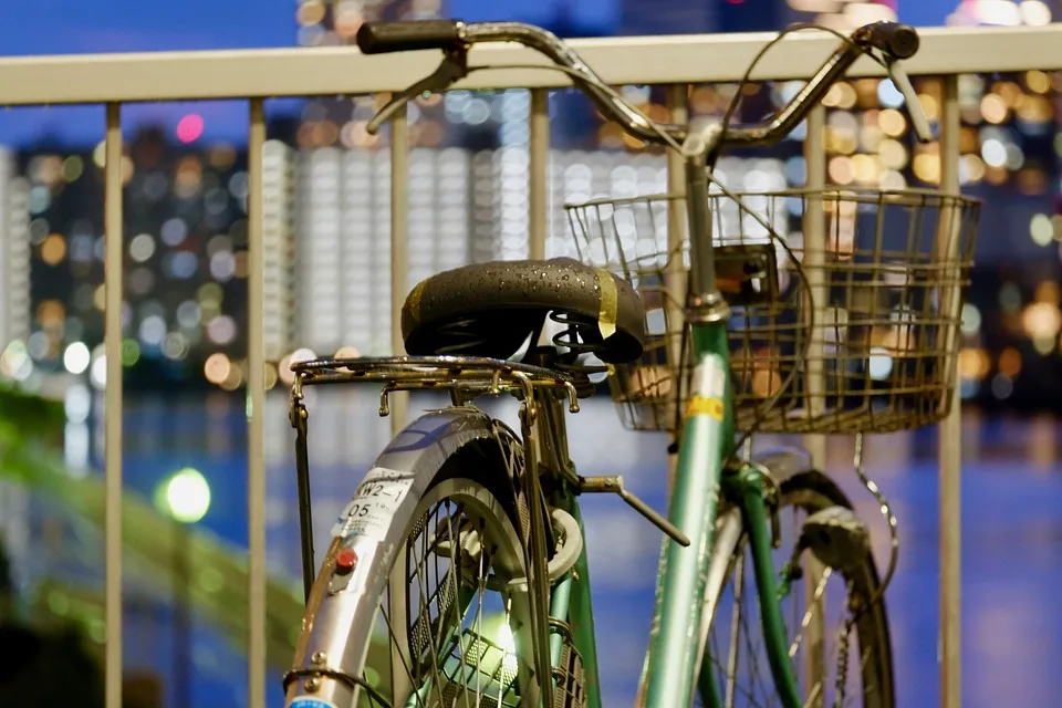 Fahrradfahrer in Magstadt schwer verletzt: PKW kollidiert bei Regen!