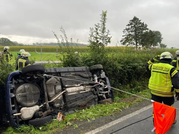 Familie in PKW bei schlimmstem Unfall eingeschlossen – Feuerwehr rettet!