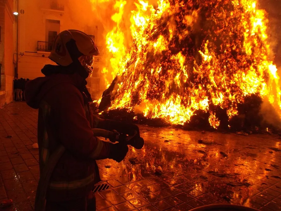 Feuer-Horror in Rheine: Mülltonnen brennen, Gebäude beschädigt!