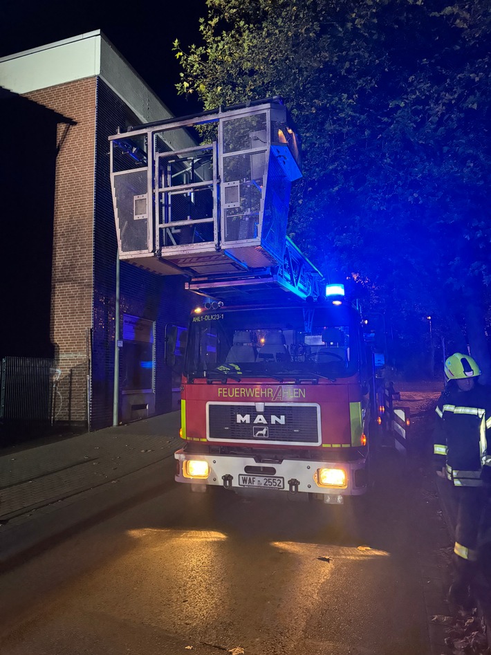 Feuer im Treppenraum: Feuerwehr rettet Bewohner in Ahlen!