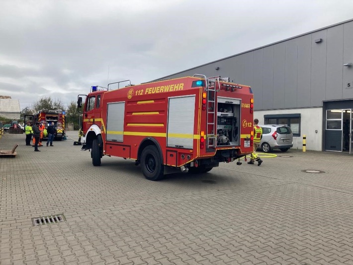 Feuerwehr Grevenbroich: Fahrzeugbrand in Halle schnell unter Kontrolle