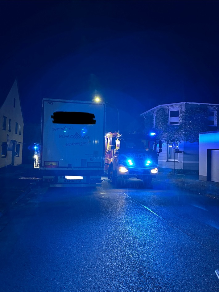 Feuerwehr Horn-Bad Meinberg: LKW rammt Löschfahrzeug während Einsatz!