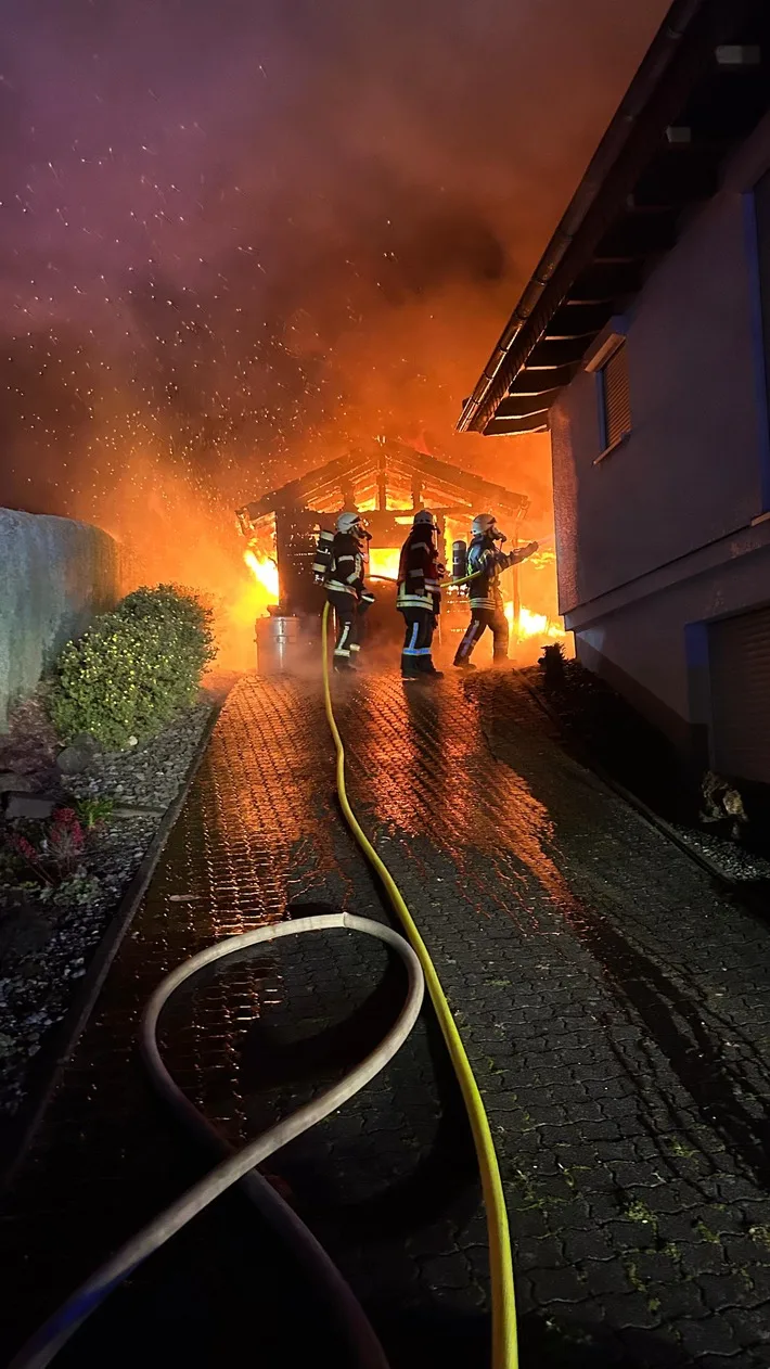 Feuerwehr Lennestadt löscht Brand in Obervalbert: Dachstuhl gerettet!