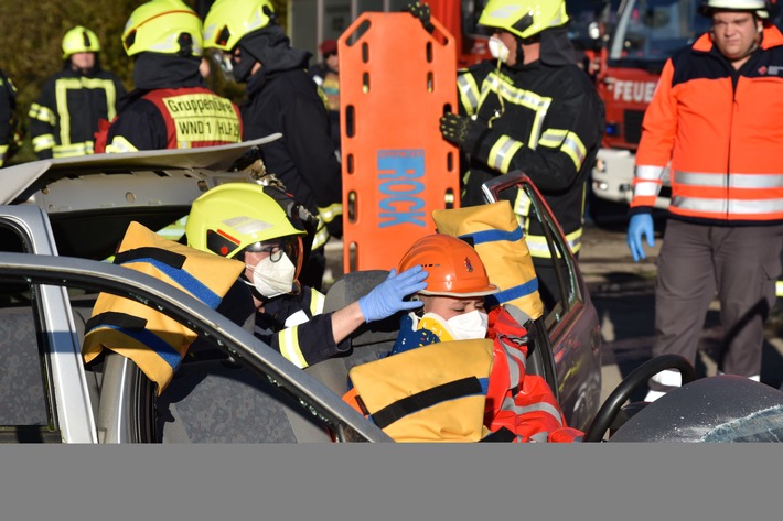 Feuerwehr Wenden begeistert bei spektakulärer Jahresabschlussübung!