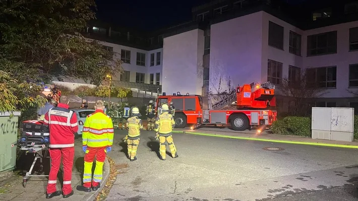 Feuerwehreinsatz in Essen: Bürogebäude nach Rauchentwicklung evakuiert!