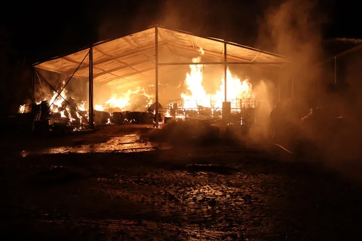 Freiwillige Feuerwehr Gangelt: Große Strohhalle in Breberen in Flammen!