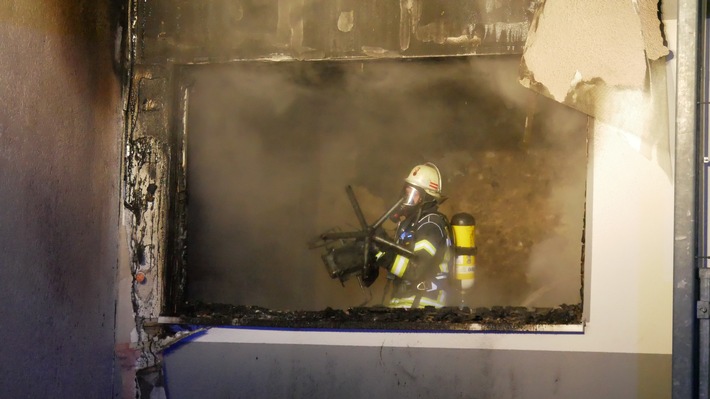 Großeinsatz in Celle: Zimmerbrand verletzt 15 Personen – Feuerwehr im Dauereinsatz!