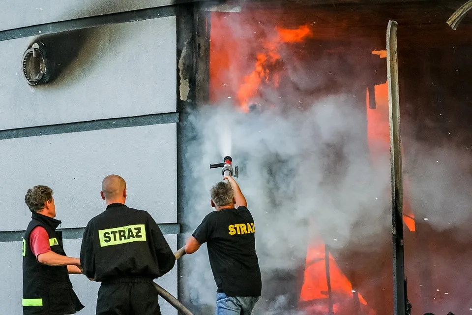 Grosseinsatz In Gefrees Feuerwehr Rettet Unverletzt Aus Eingestuerztem Gebaeude.jpg