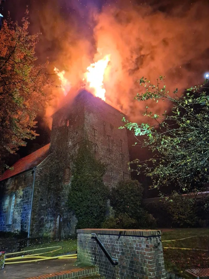 FW Bremerhaven: Brand im Kirchturm