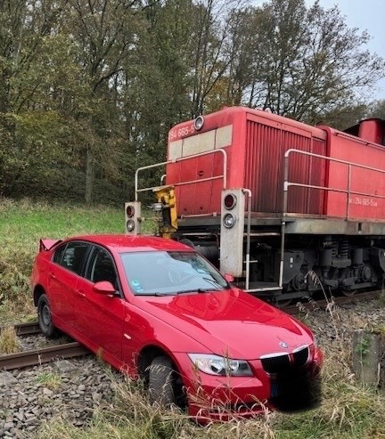 Güterzug-Kollision auf Bahnübergang: 85-Jähriger verletzt!