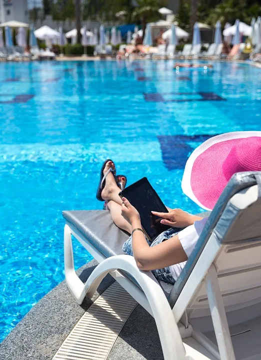 Hundeschwimmen im Erftalbad: Vierbeiner genießen den letzten Badespaß!