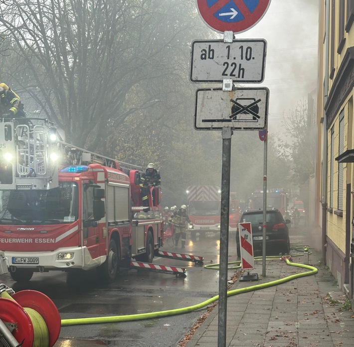 Kellerbrand in Essen-Bochold: Feuerwehr rettet Anwohner aus Rauch!