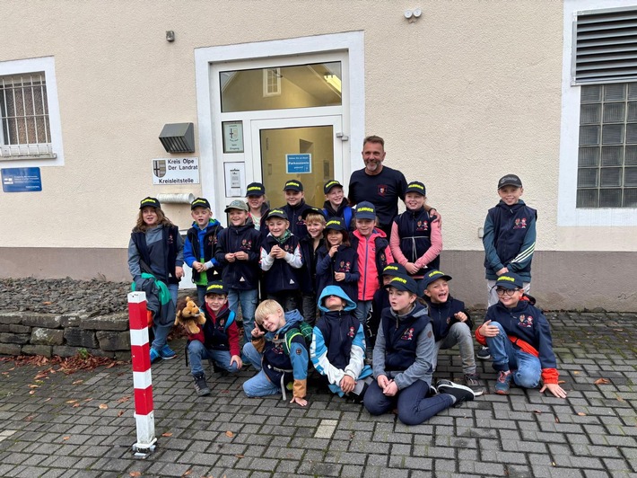 LöschKids erleben Feuerwehr hautnah: Besuch in der Leitstelle Olpe!