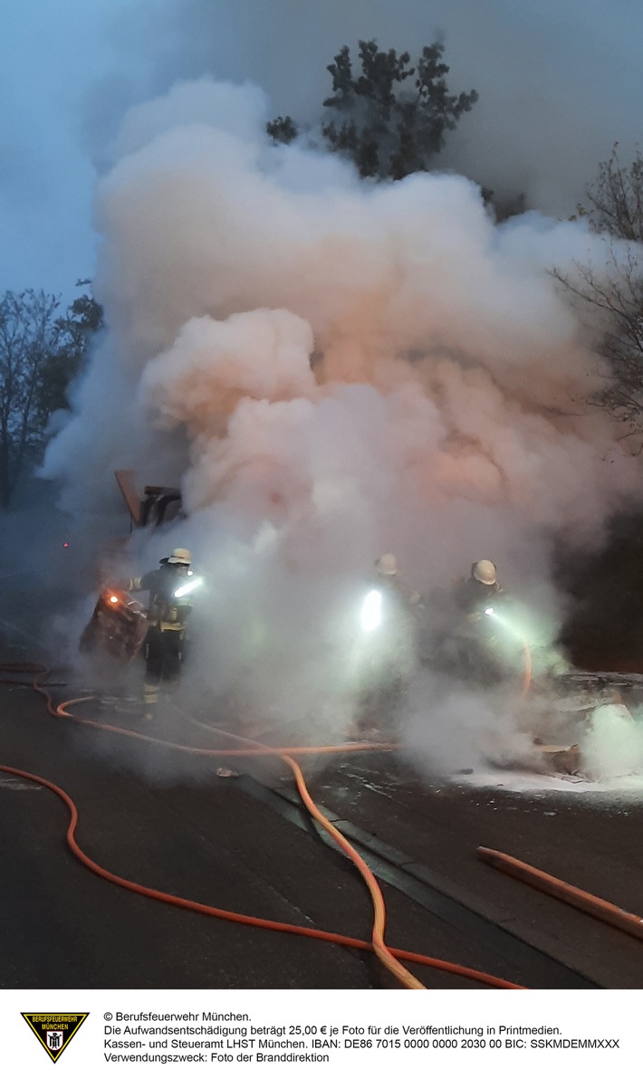 Müllpresse steht in Flammen – Feuerwehr kämpft gegen das Feuer!