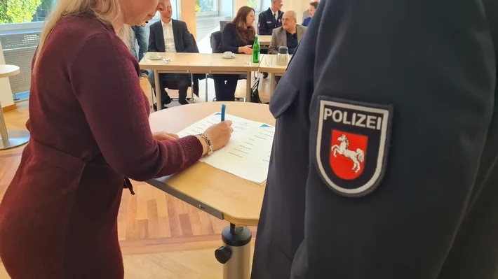 POL-NI: Landkreis Nienburg: Netzwerk zur Bekämpfung Häuslicher Gewalt - Kooperationsvereinbarung &quot;Häusliche Gewalt&quot; unterzeichnet