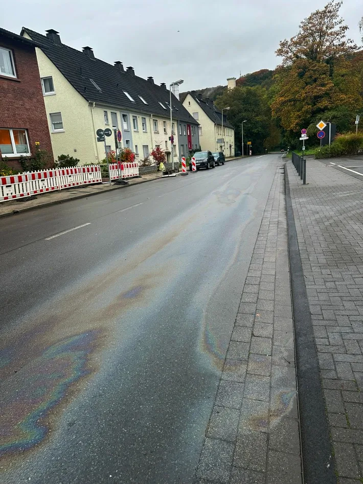 FW-EN: Intensive Ölspur in der gesamten Innenstadt - Auch Bundesstraße nach Dortmund betroffen - Feuerwehr fünf Stunden im Einsatz.