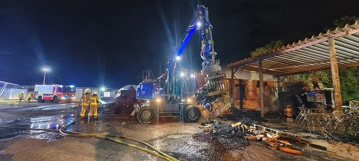 Rettungsaktion in Grevenbroich: Feuerwehr kämpft acht Stunden gegen Brand!