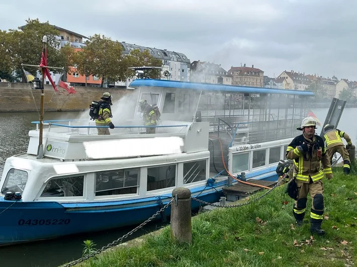 Schiffsbrand auf dem Neckar: Feuerwehr kämpft gegen riesige Rauchwolken!