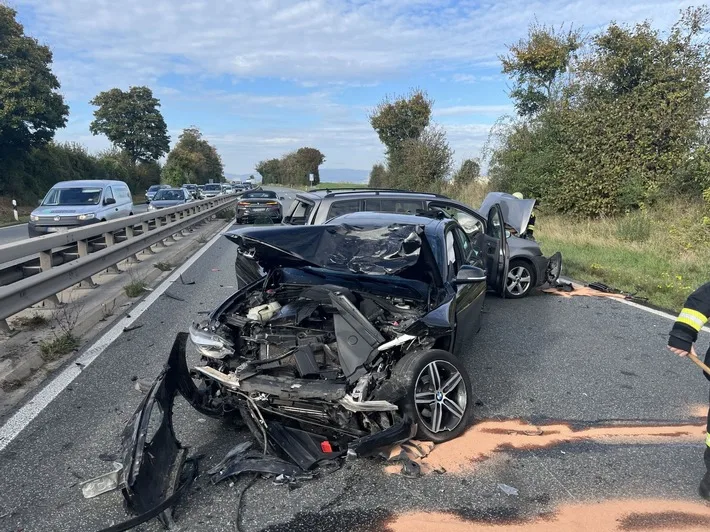 FW Mainz: Schwerer Verkehrsunfall auf der A60: Vier Verletzte und massive Verkehrsbehinderungen