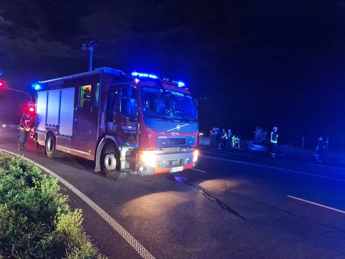 Schwerer Unfall in Düren: BMW prallt gegen Laternenmast!