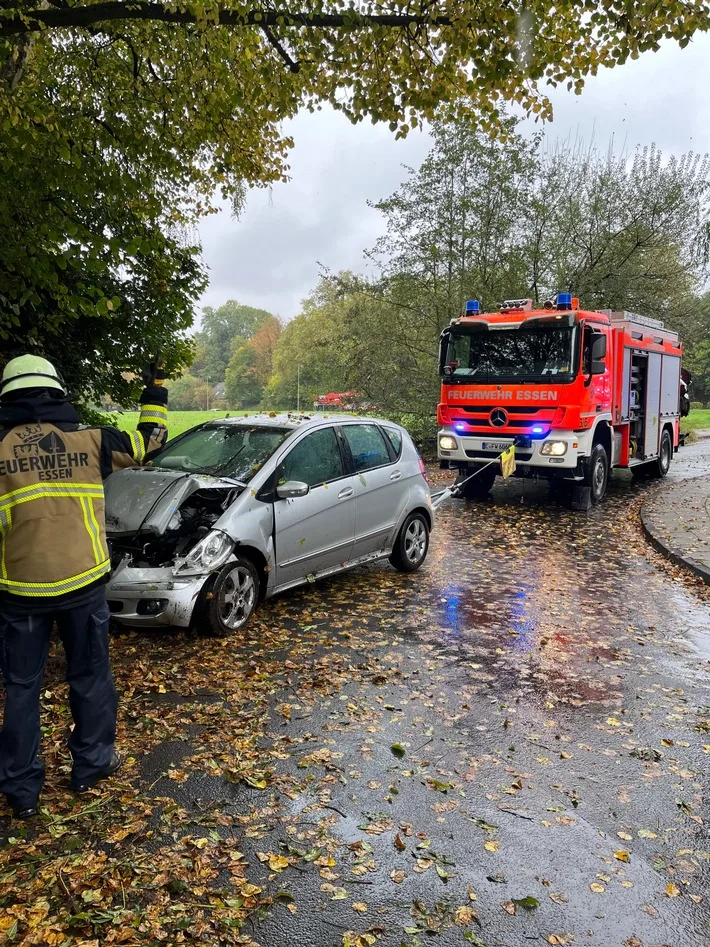 Schwerer Unfall in Essen: Pkw durchbricht Leitplanke und droht abzustürzen!