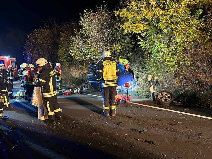 Schwerer Verkehrsunfall auf B236: Feuerwehr Lennestadt im Einsatz!