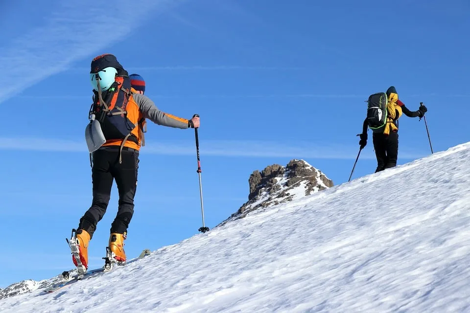 Skispringen-Weltcup 2024/25: Katharina Schmid schwingt zur Spitze!