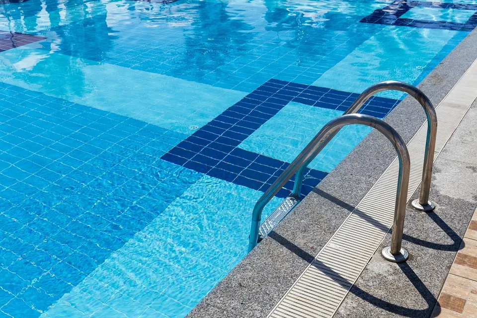 Tragoedie Im Loerracher Parkschwimmbad Mann Ertrinkt Im Sprungbecken.jpg