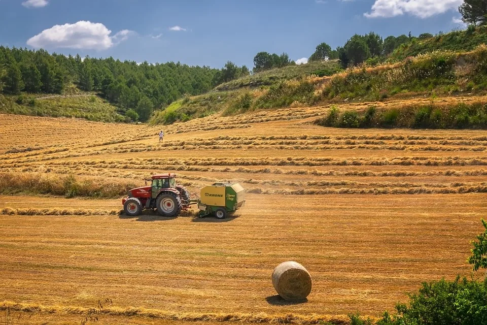 Traktor kippt bei Bobitz: B 208 stundenlang gesperrt, 100.000 Euro Schaden!