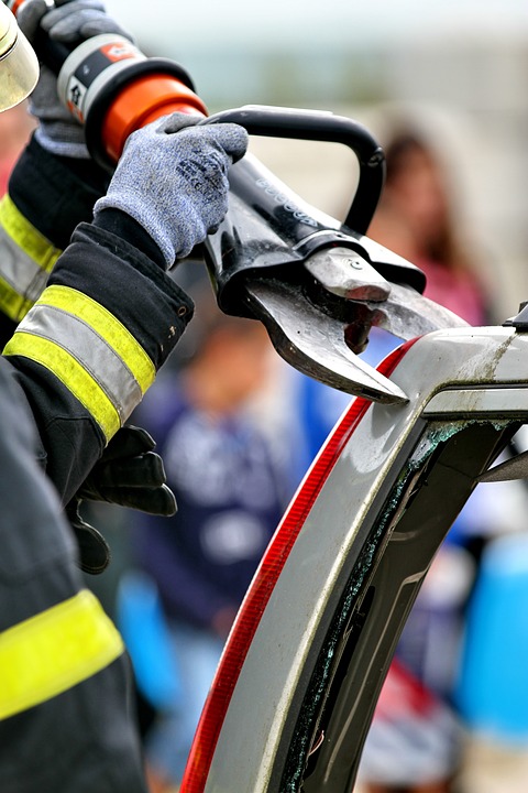 Verkehrschaos in Neuwied: Feuerwehrunfall mit schwer verletzter Fahrerin!