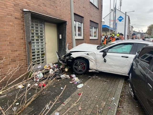 Verkehrsunfall auf Mülheimer Straße: Feuerwehr schnell im Einsatz!