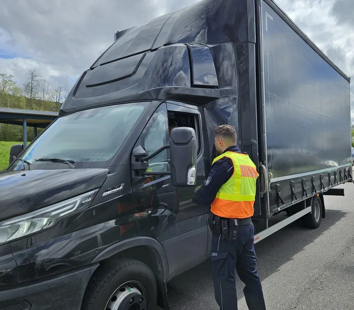 Zoll prüft Mindestlohn: Große Kontrollen an der A81 in Singen