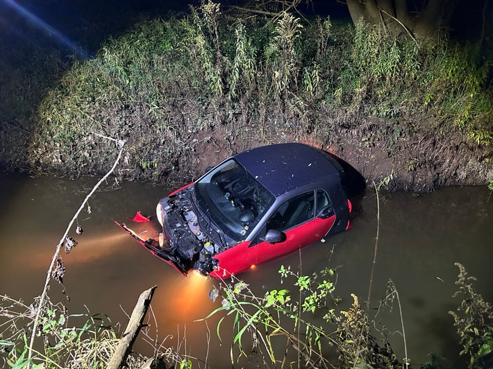 19-Jähriger landet mit Auto im Flussbett: Fahrer schwer verletzt!