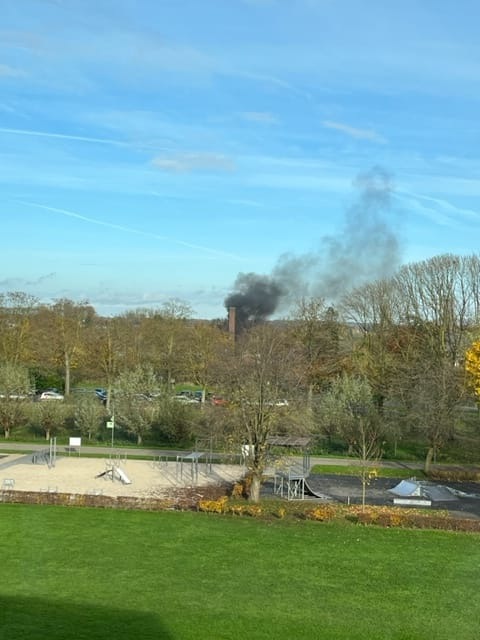 Alarm für Xanten: Feuerwehr bekämpft gewaltige Rauchsäule!