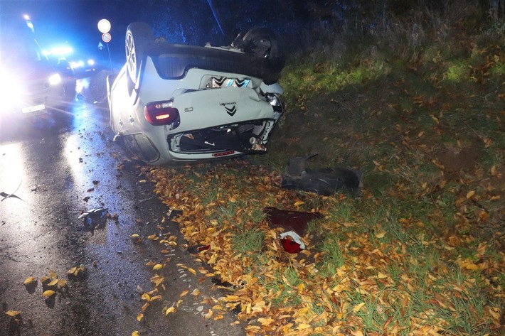 Auto-Unfall in Albaxen: Geparktes Fahrzeug landet auf dem Dach!