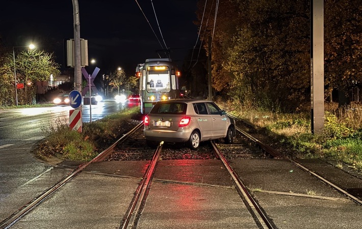 Auto gerät ins Gleisbett: Stadtbahn in Sarstedt vorübergehend gestoppt!