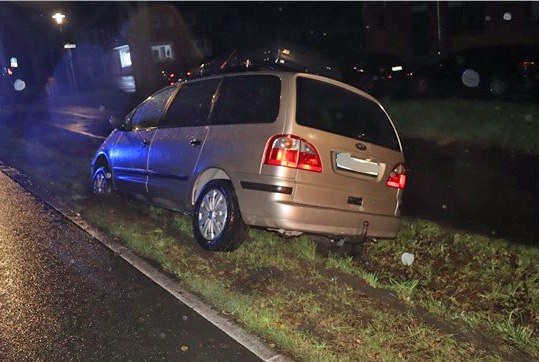 Betrunkener Autofahrer kracht in Ratingen-Hösel gegen Straßenschild!