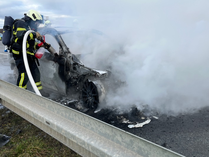 Brennendes Auto auf A4 bei Weimar: Fahrbahn für 30 Minuten gesperrt!