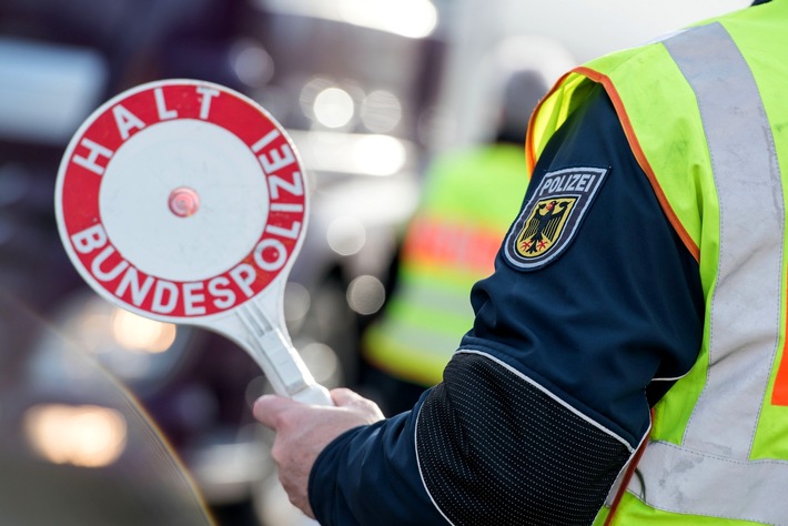 Bundespolizei stoppt 17 syrische Migranten bei A93-Grenzkontrolle!