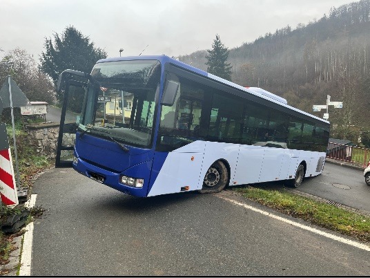 Busfahrerin verliert Kontrolle: Festgefahrener Bus sorgt für Chaos in Laurenburg