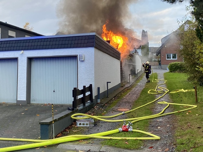 Drama am Morgen: Gartenhütte in Iserlohn in Flammen!