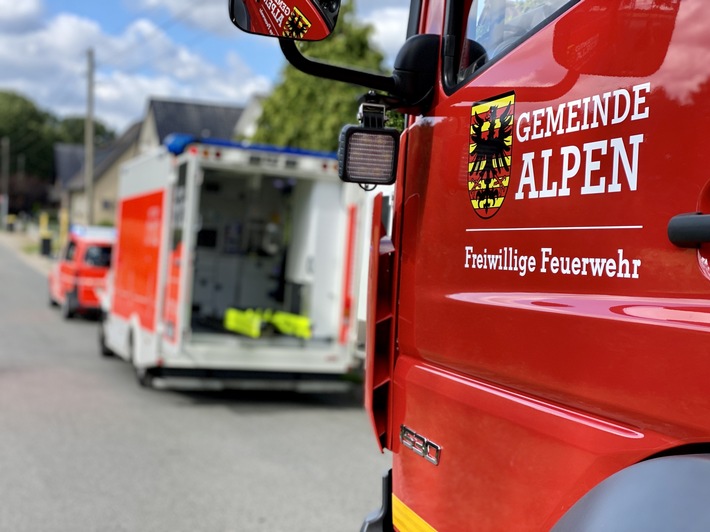 Drama in Alpen: Feuerwehr rettet Person aus verschlossener Wohnung!