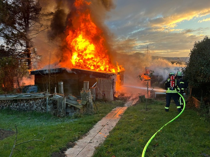 Drama in Bonn: Laubenbrand verletzt Feuerwehrmitglied schwer!