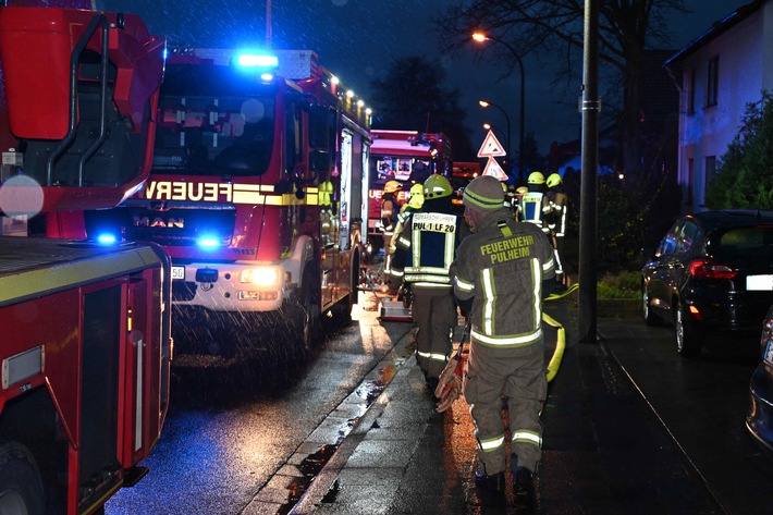 Drama in Pulheim: Großbrand an Bungalow – Feuerwehr im Einsatz!