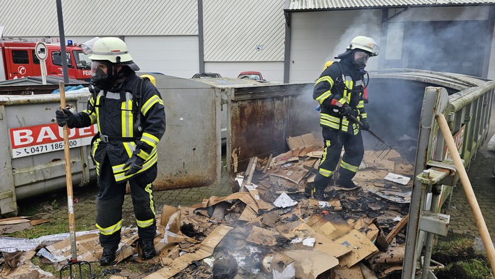 Drama in Schiffdorf: Feuerwehr kämpft gegen Container-Brand!