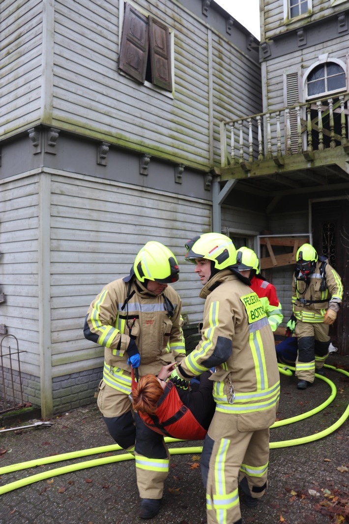 Dramatische Übung in Bottrop: Feuerwehr rettet bei Hotelbrand!